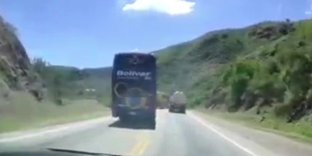 El bus intenta pasar pese a la curva