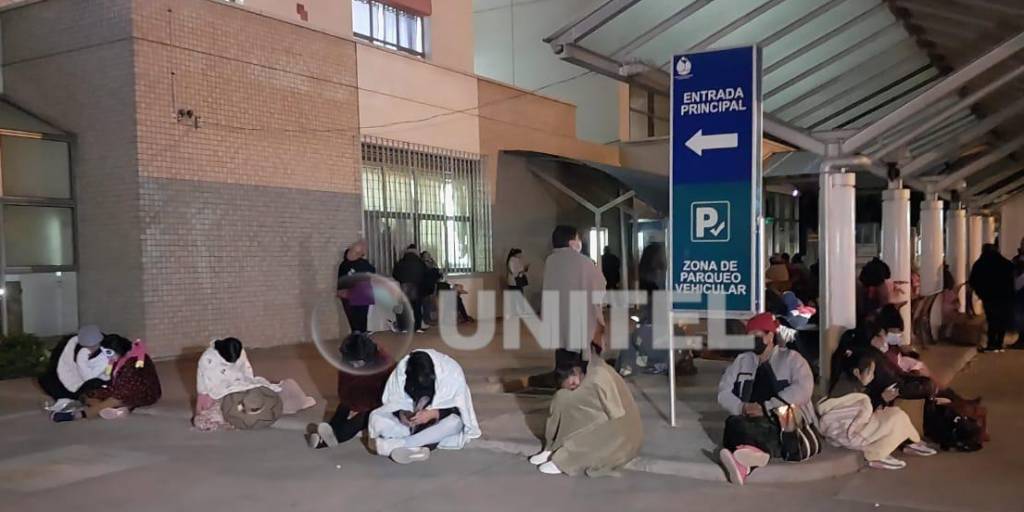 Padres junto algunos de los niños esperan en el ingreso de hospitales en busca de atención