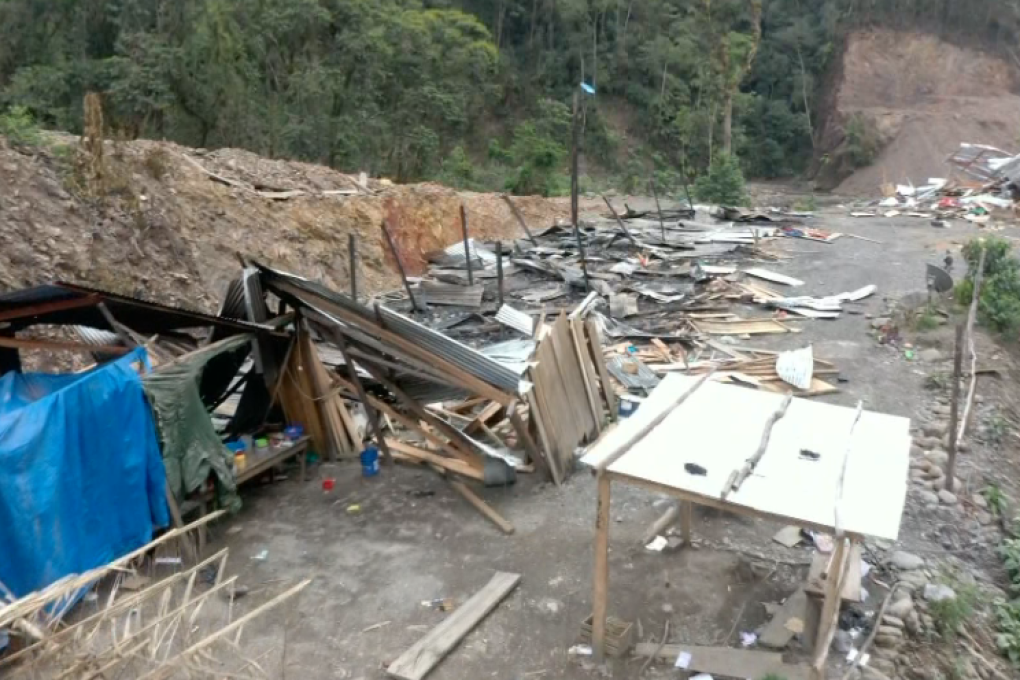 Los destrozos del campamento minero en Tuichi.