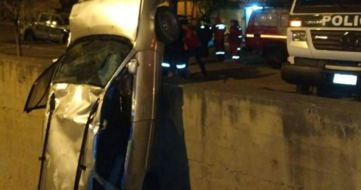 Conductor de un vehículo pierde el control y termina dentro del río ...