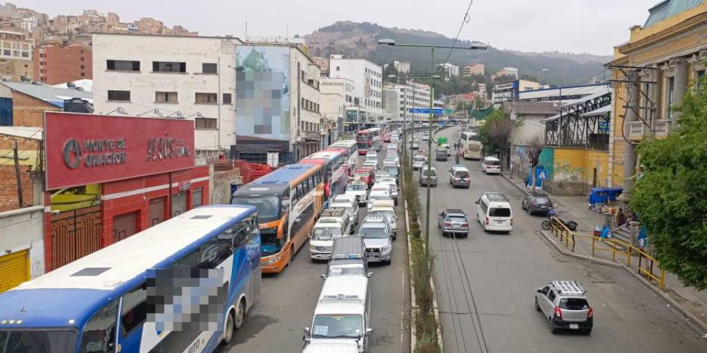 La Paz y El Alto abren la semana con más filas por el diésel