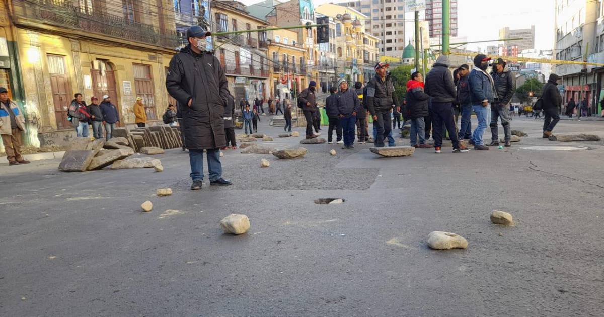 Bloqueos en La Paz Protestas de transportistas y mineros colapsan el