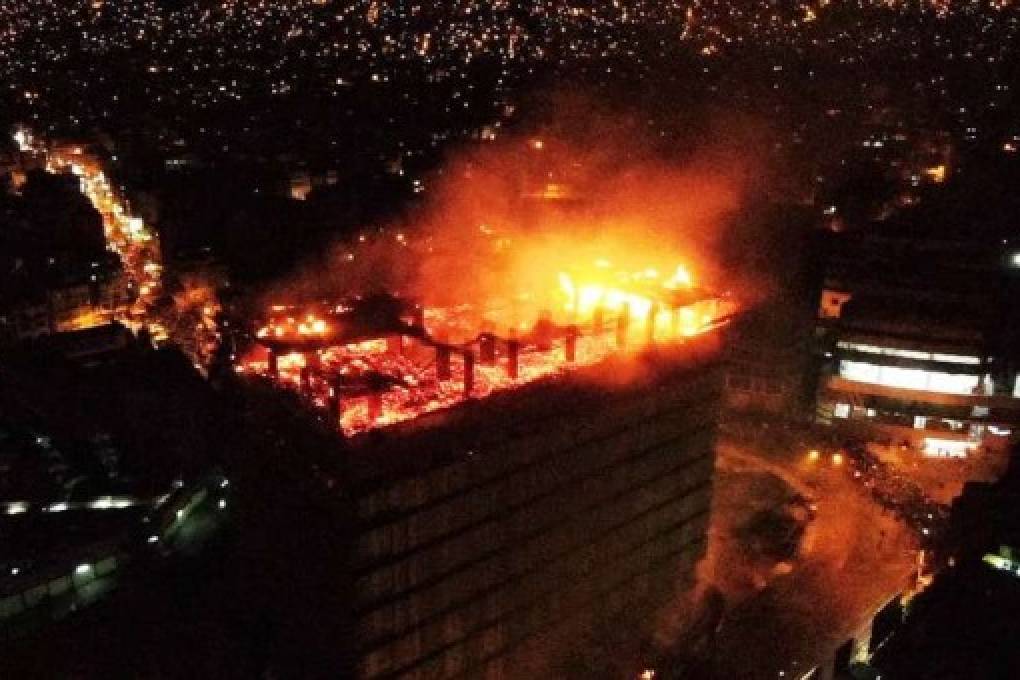 Incendio consume el piso 13 de un edificio en construcción en el nudo Vita de La Paz
