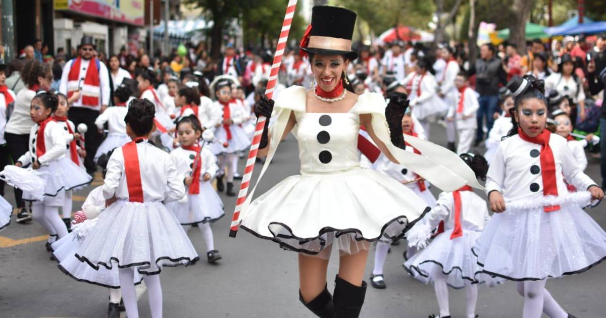 Al Ritmo De Villancicos El Desfile Navideño Toma El Centro De La