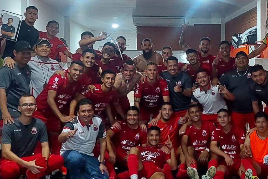 Los jugadores y el cuerpo técnico celebraron la victoria en la zona de vestuarios.