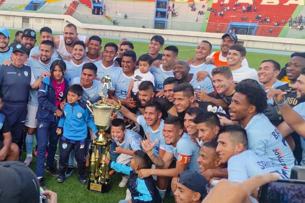 Los jugadores de Aurora celebraron la obtención de la Copa Cochabamba tras vencer a Wilstermann.