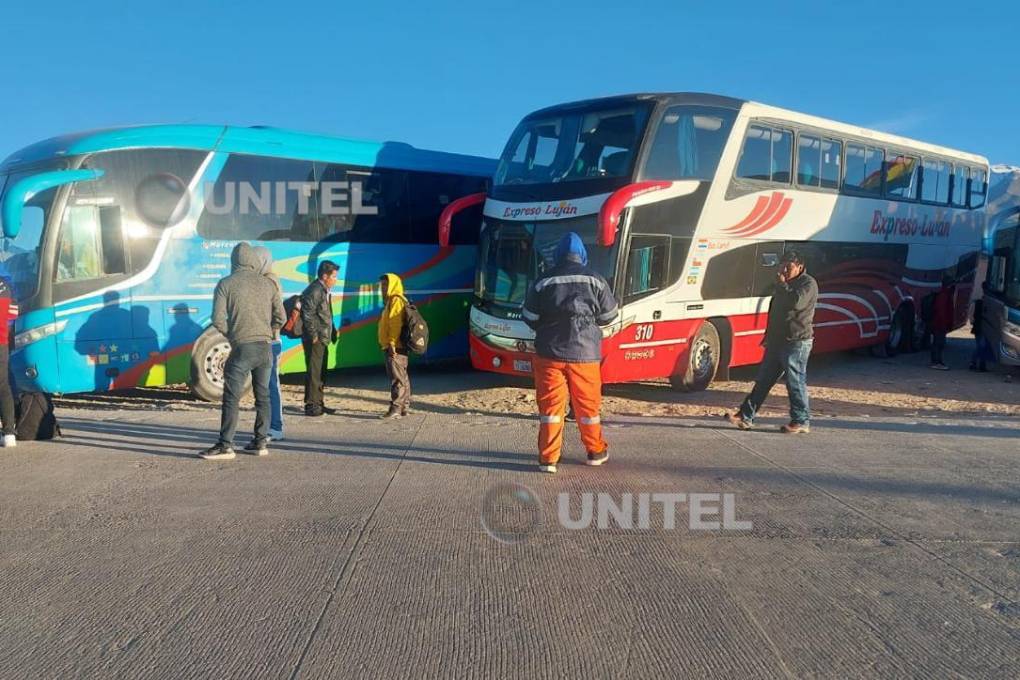 Los buses esperan en la frontera con Chile.