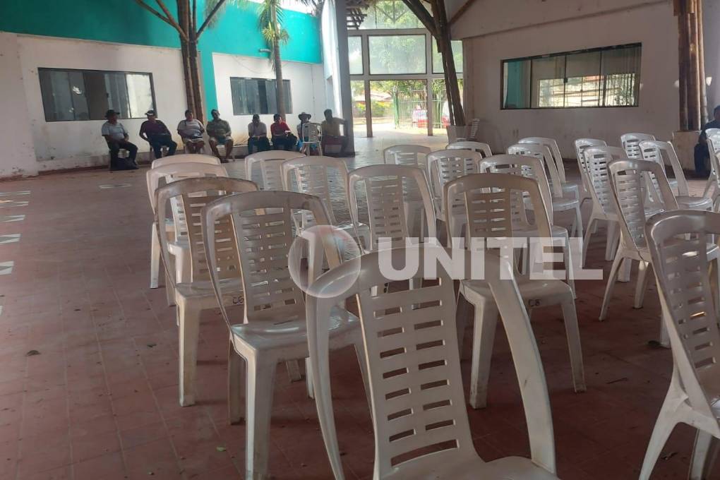 Las sillas del supuesto lugar de reunión estaban vacías