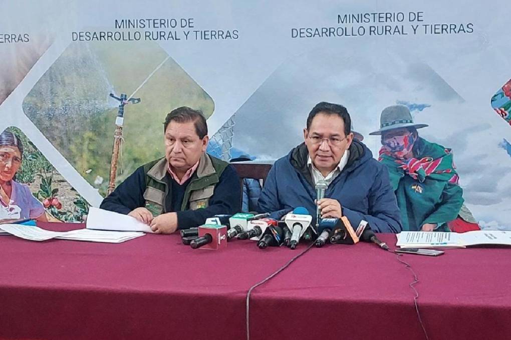 Núñez (izq.) dio una conferencia de prensa junto al viceministro de Tierras