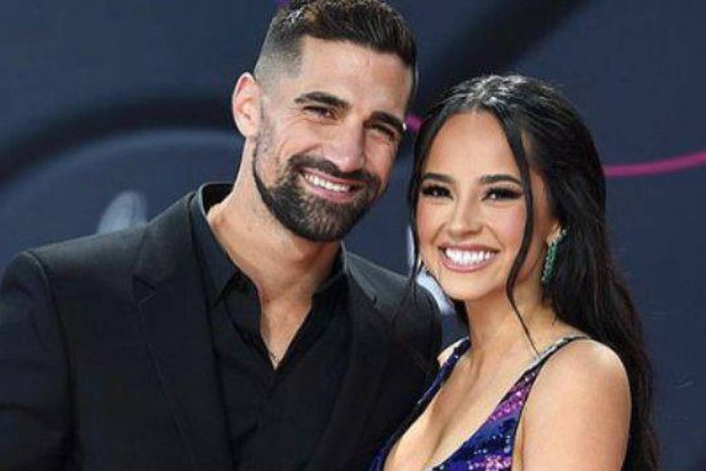 Becky G canta Sin Pijama, entre otras canciones