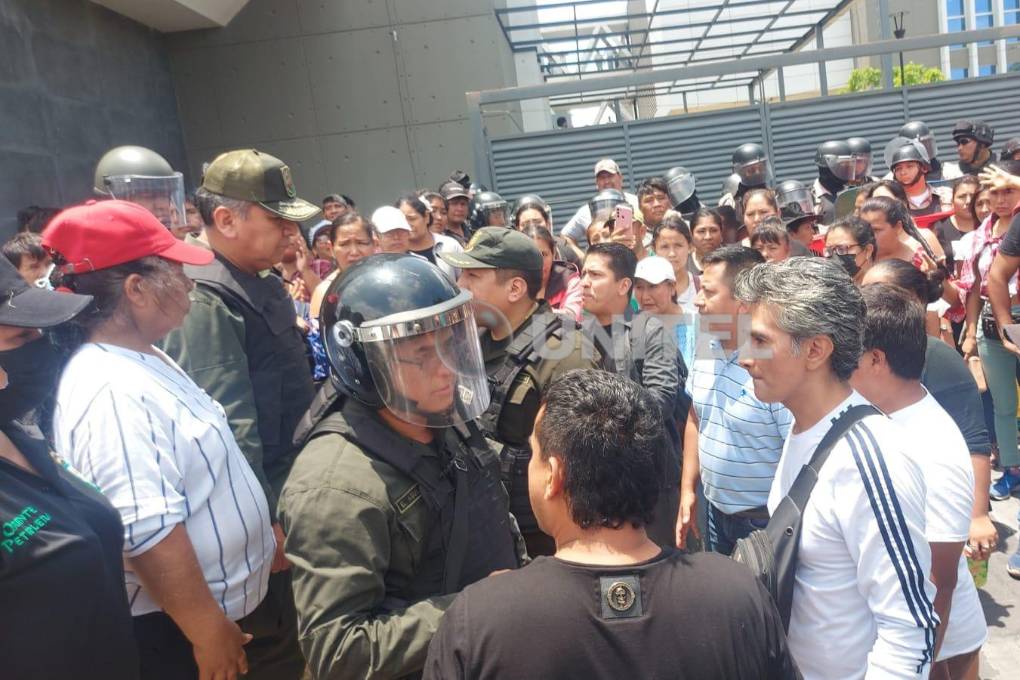 La policía tuvo que llegar al lugar para evitar más enfrentamientos y daños a la infraestructura