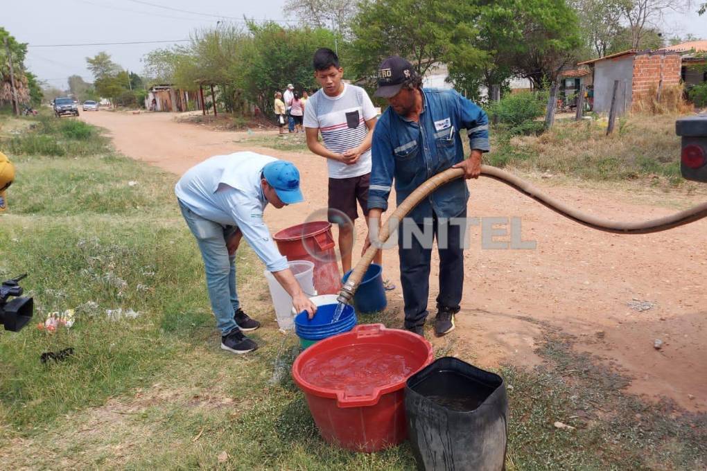Los vecinos recibieron agua en baldes y bidones