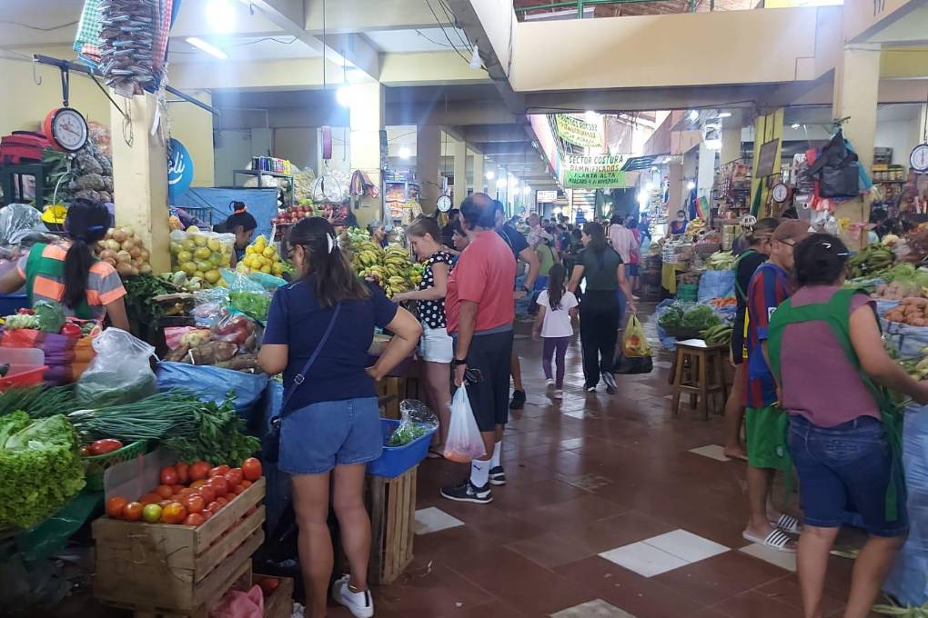 Comerciantes y compradores en el mercado 4 de Noviembre.