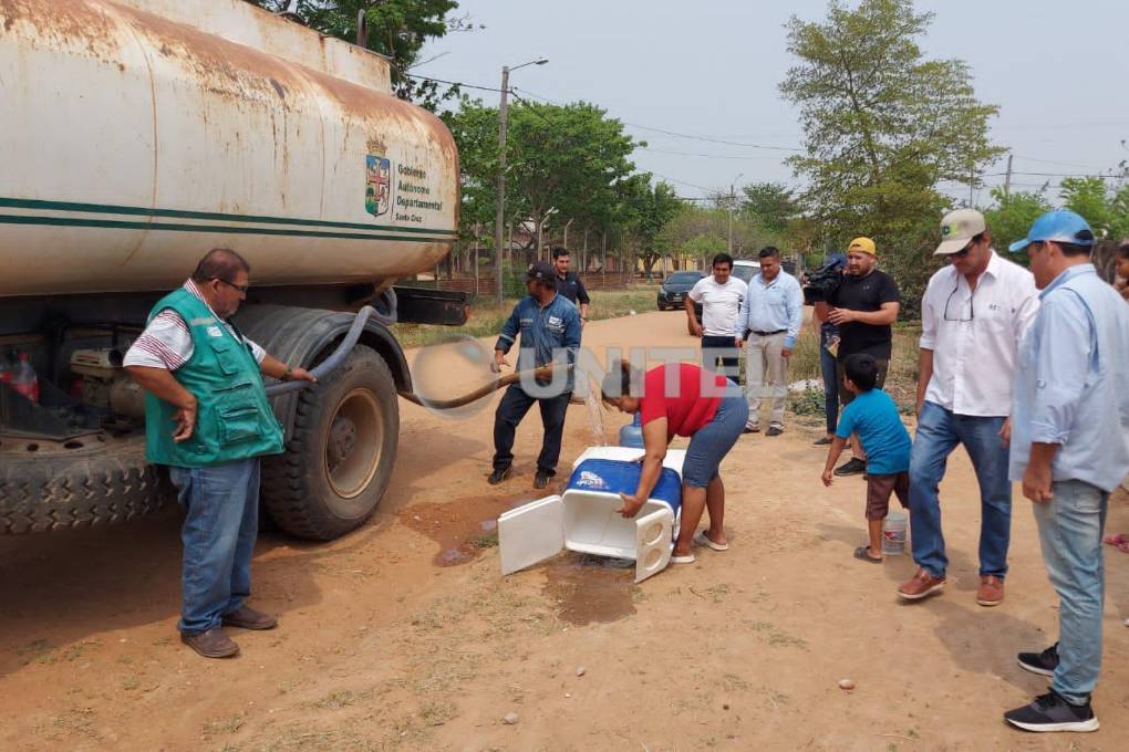 Los vecinos incluso sacaron conservadoras para recibir agua
