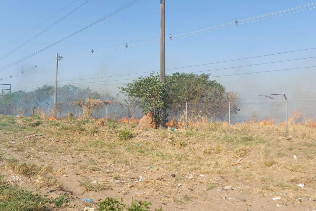 Incendio De Pastizales Amenaza Al Aeropuerto Viru Viru Y Moviliza A Bomberos 4249