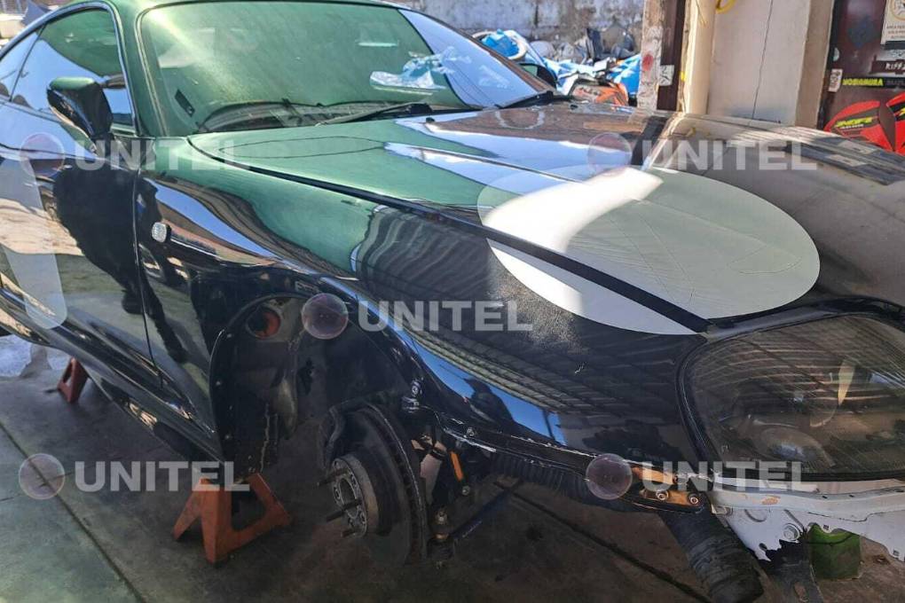 El vehículo fue hallado sin llantas ni parachoques.