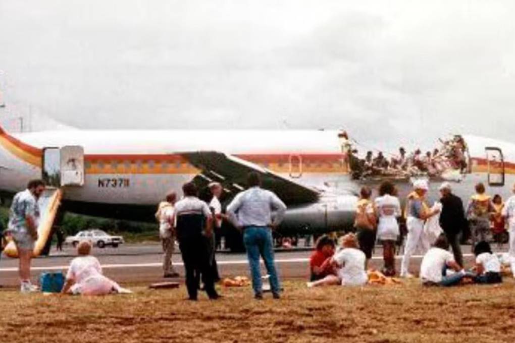 Imagen donde se ve la parte que perdió el avión tras sufrir una explosión 