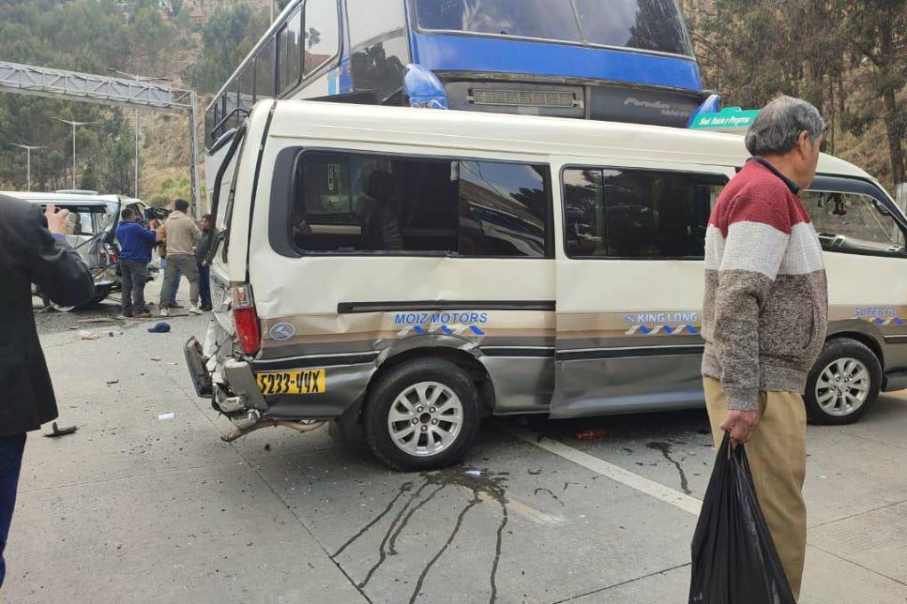 Así quedó uno de los minibuses implicado