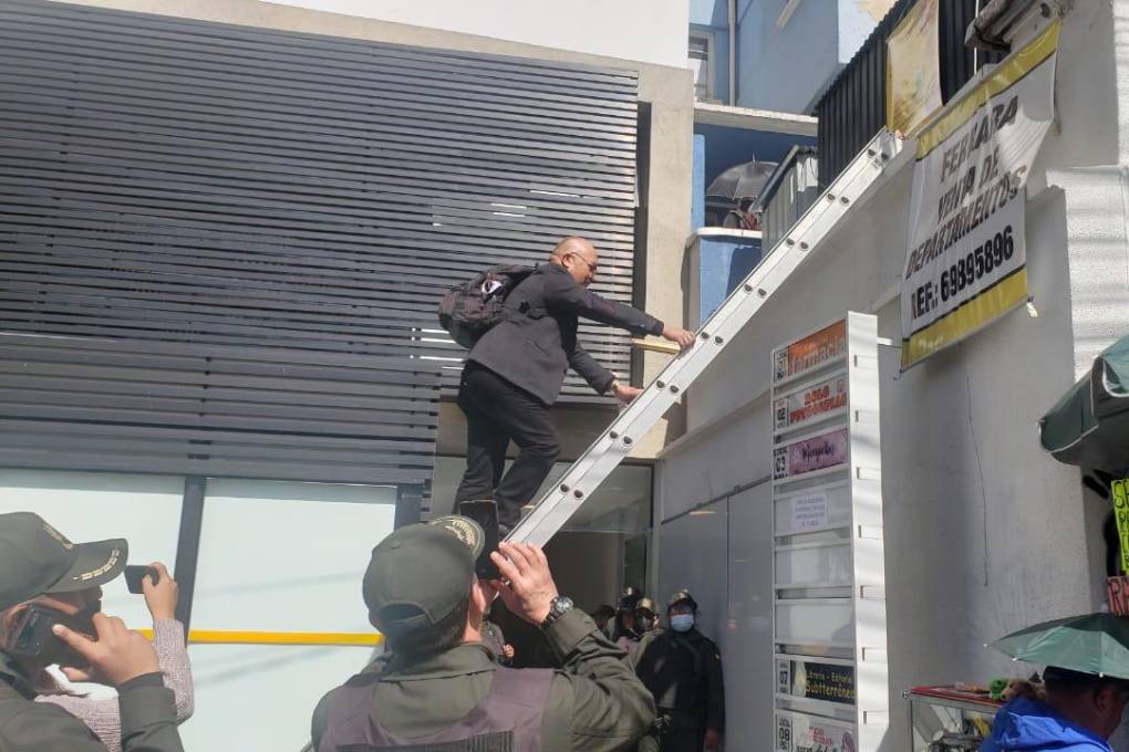 El médico trepa por una escalera para atender a Carvajal.