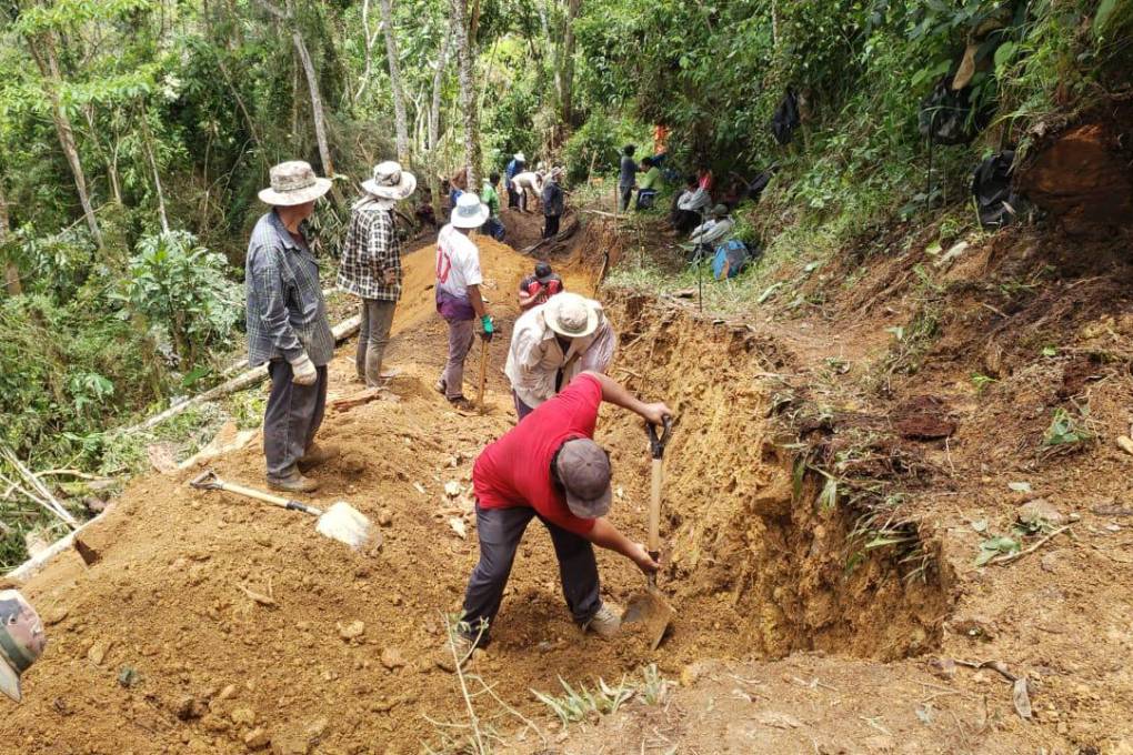 Pobladores realizan cavado de zanjas 