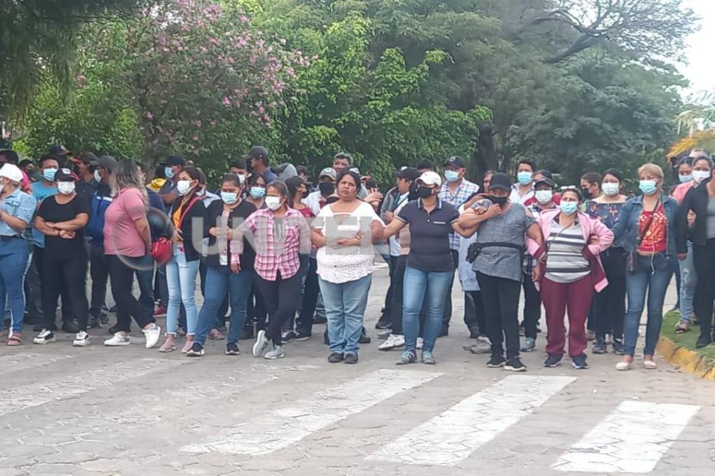 Una cadena humana afín a Fernández impidió el paso del otro grupo