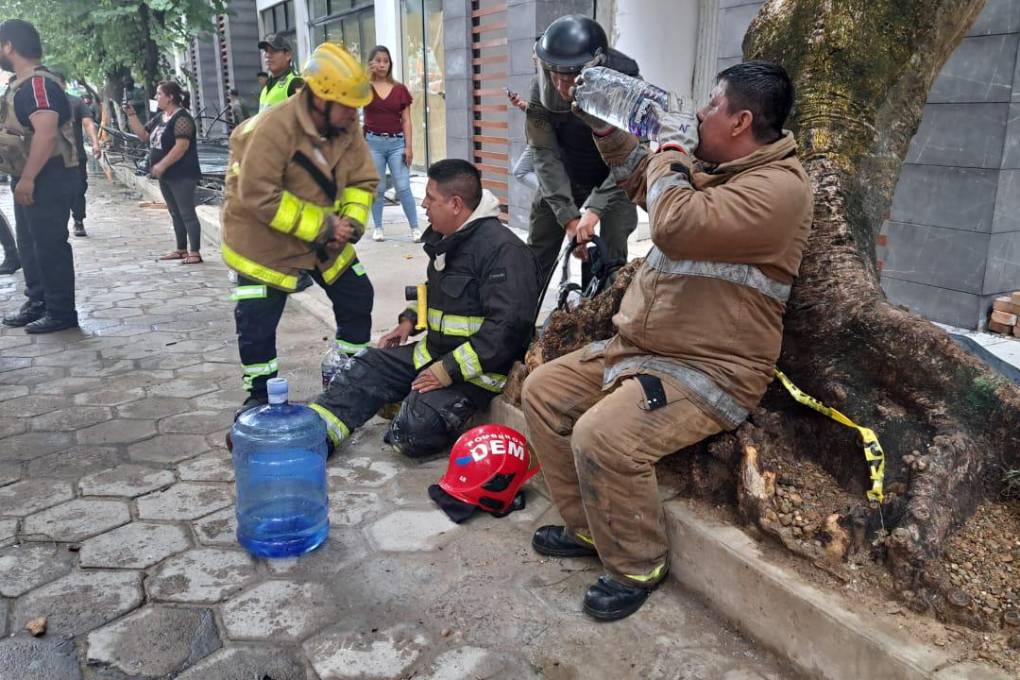 Bomberos realizan trabajos en la zona