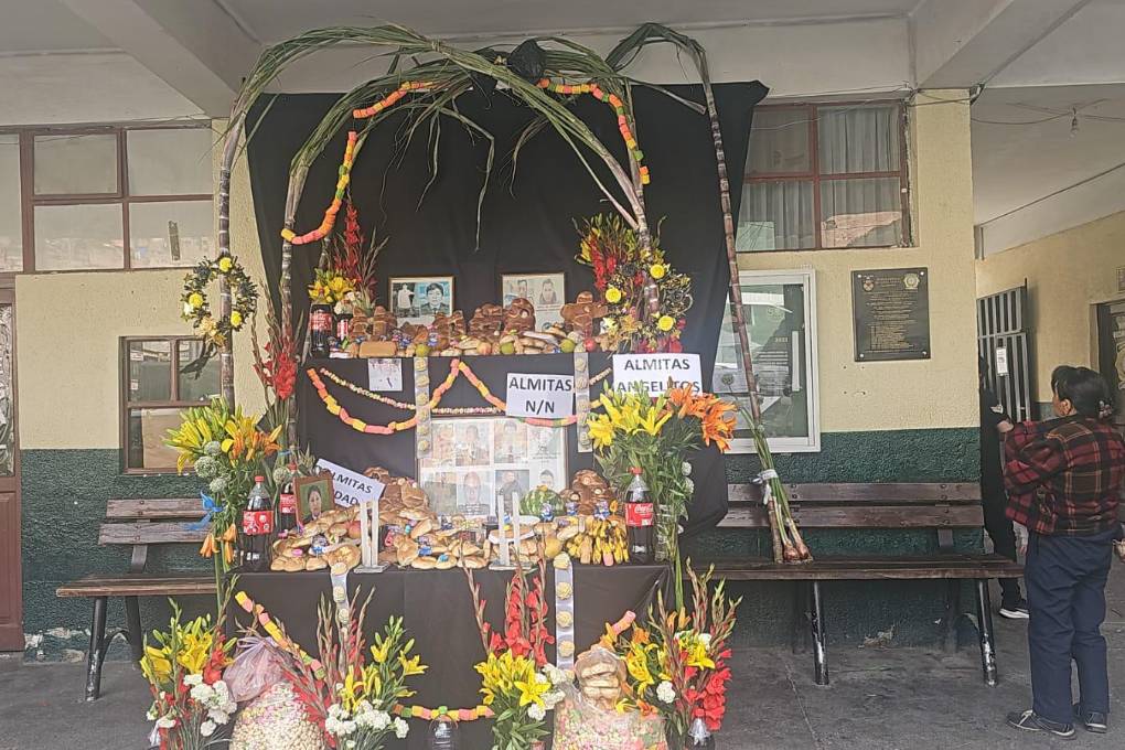 Mesa por Todos Santos en la Felcc de La Paz 