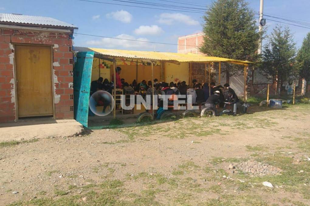 Estudiantes pasan clases sobre ladrillos 