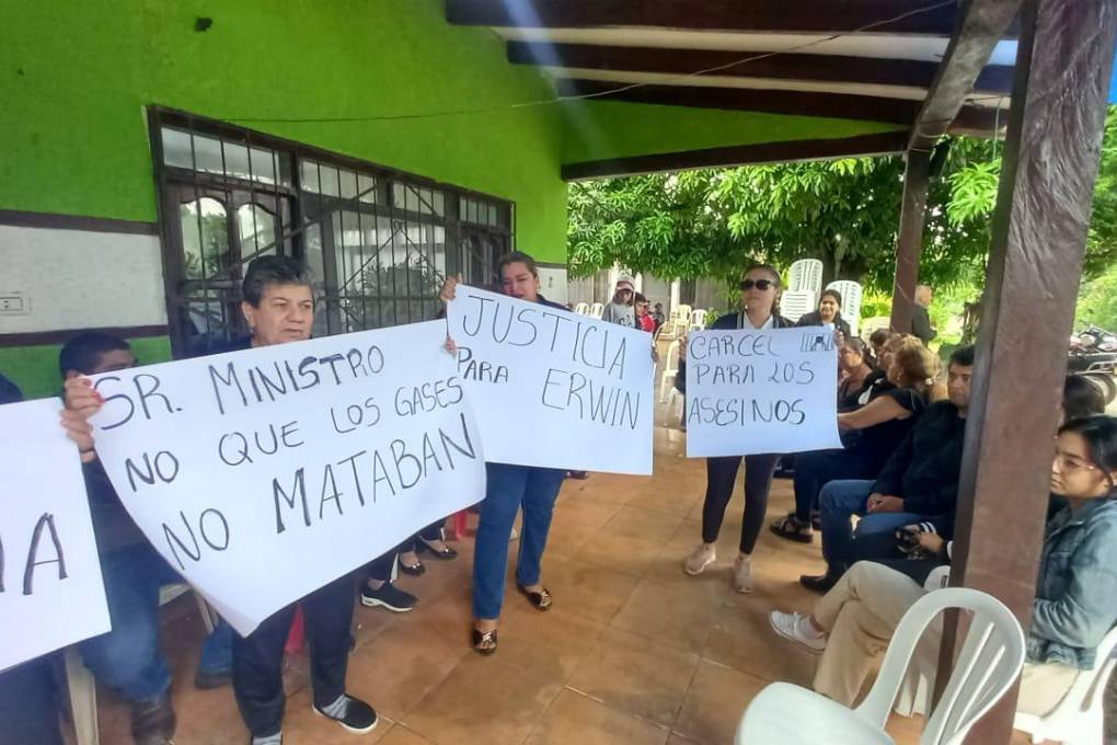 Protesta en el velorio de Erwin