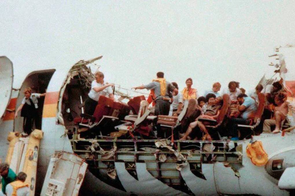 Pasajeros del vuelo de Aloha Airlines son evacuados tras el aterrizaje