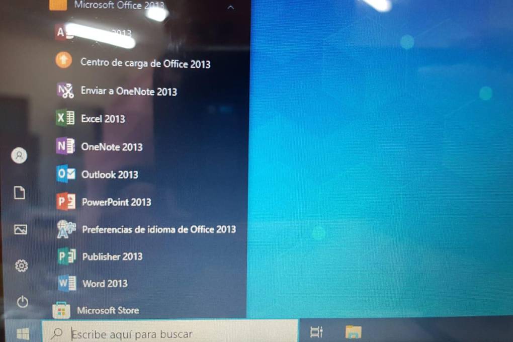 El director de la UE mostró alguno de los programas que están en el lote entregado por la Alcaldía municipal cruceña