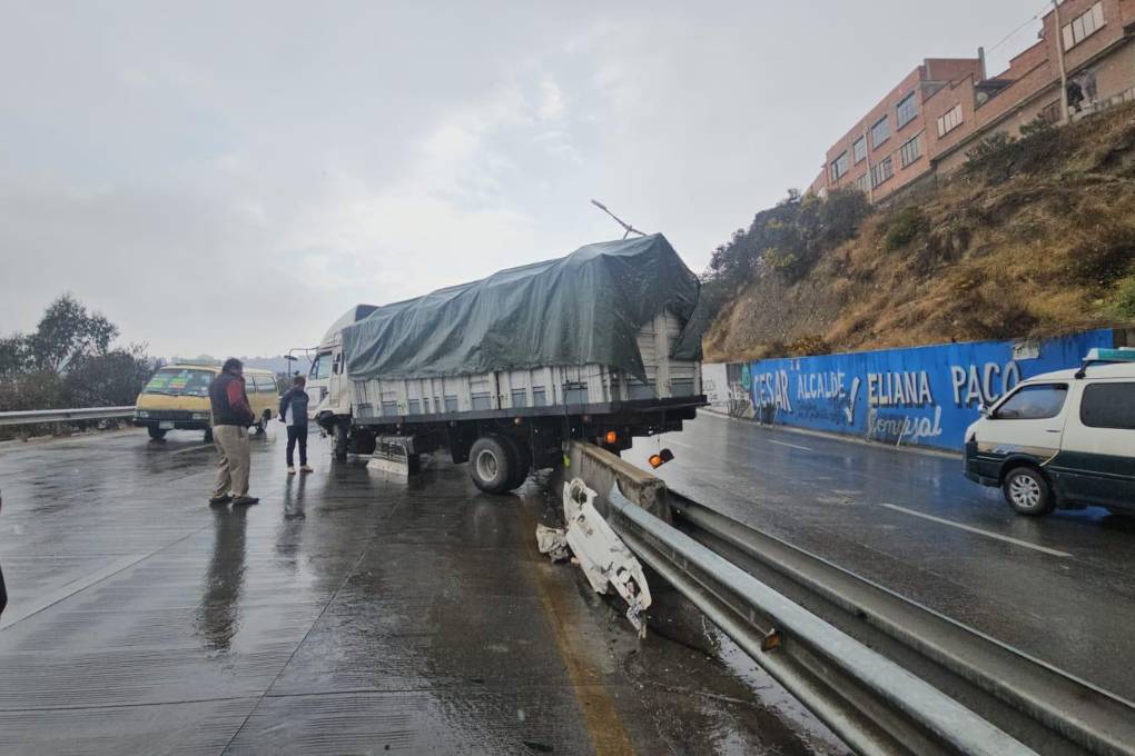 El camión terminó estrellado contra los defensivos