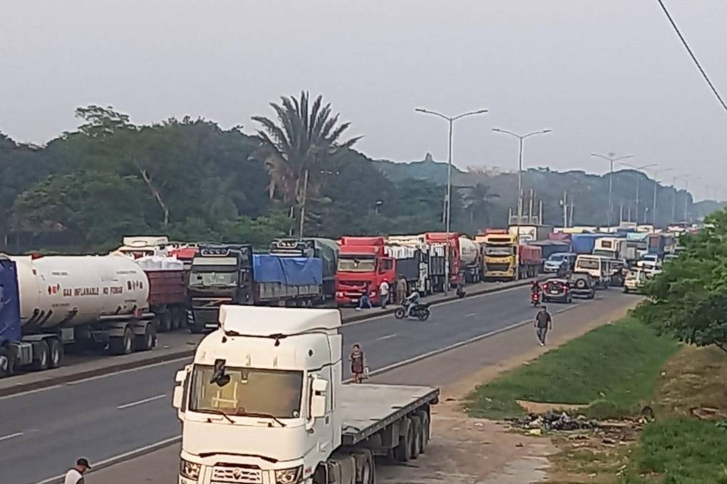 El bloqueo se ejecuta en el kilómetro 17 de la ruta a Cotoca