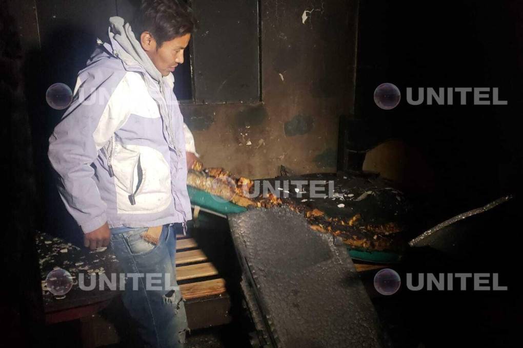 Walter Vargas muestra los restos de sus pertenencias.