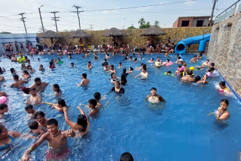 Los balnearios se llenaron este lunes en Santa Cruz ante el intenso calor