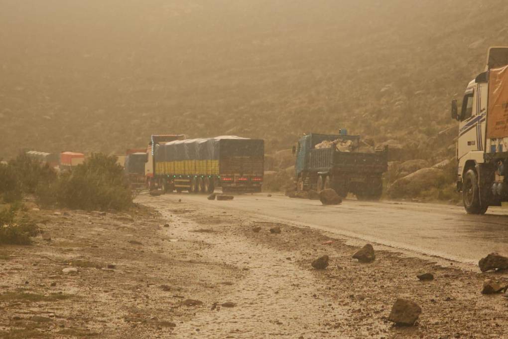 Vehículos del transporte pesado transitan en la carretera Potosí - Oruro 