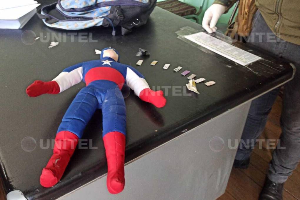 Se halló al menos nueve sobres con cocaína camuflados en un muñeco