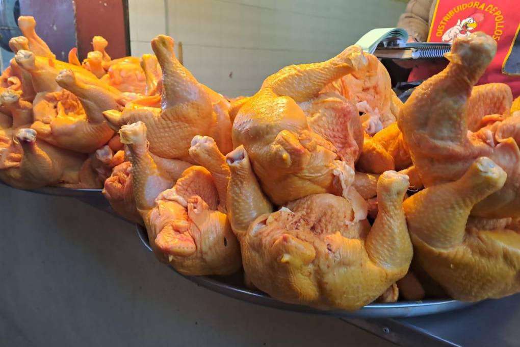 Venta de pollo en mercados de Cochabamba