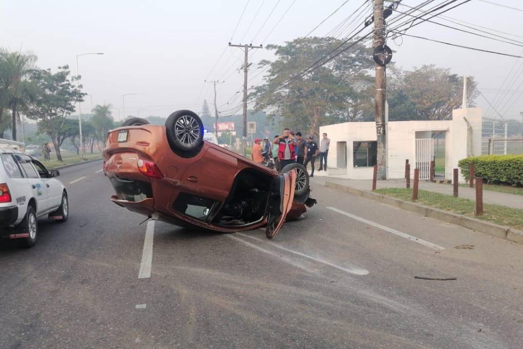El vehículo quedó volcado en plena vía 