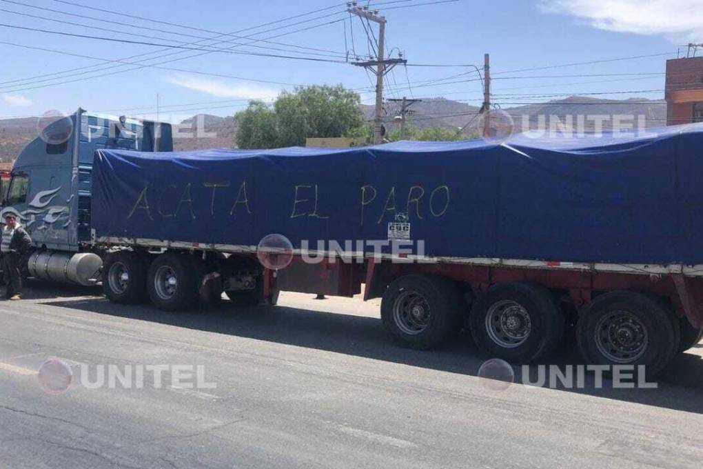 Transportistas bloquean a la altura de Suticollo.