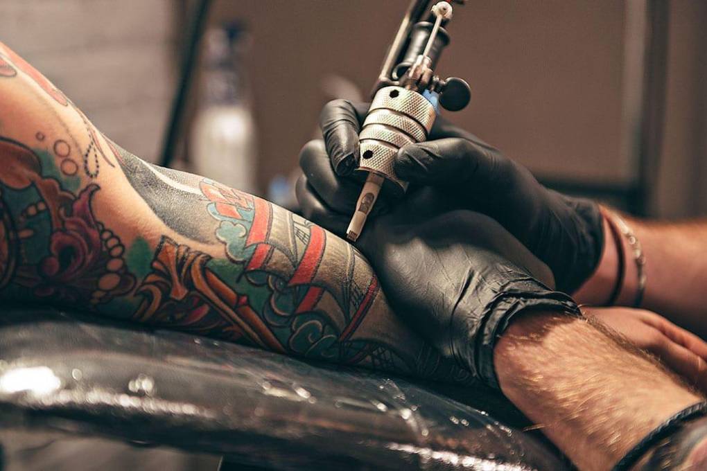 ¿Existen riesgos para la salud al hacerse tatuajes? Esto es lo que dice la ciencia