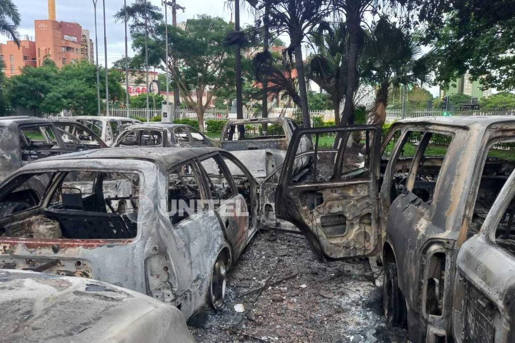Cerca de 39 autos quedaron quemados