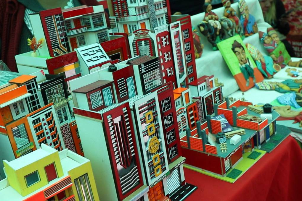 La casas en miniatura que se ofertan en la feria de la Alasita.