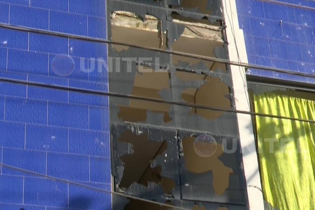 El edificio con los vidrios destrozados