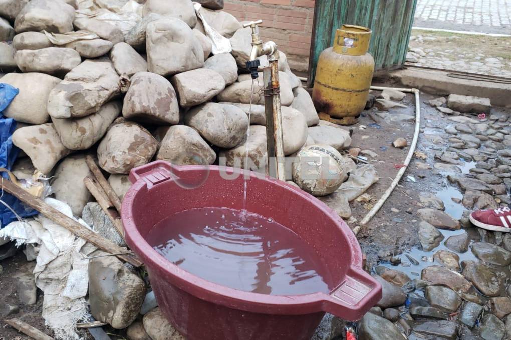 En El Alto denuncian que disminuyó la presión del agua en los grifos