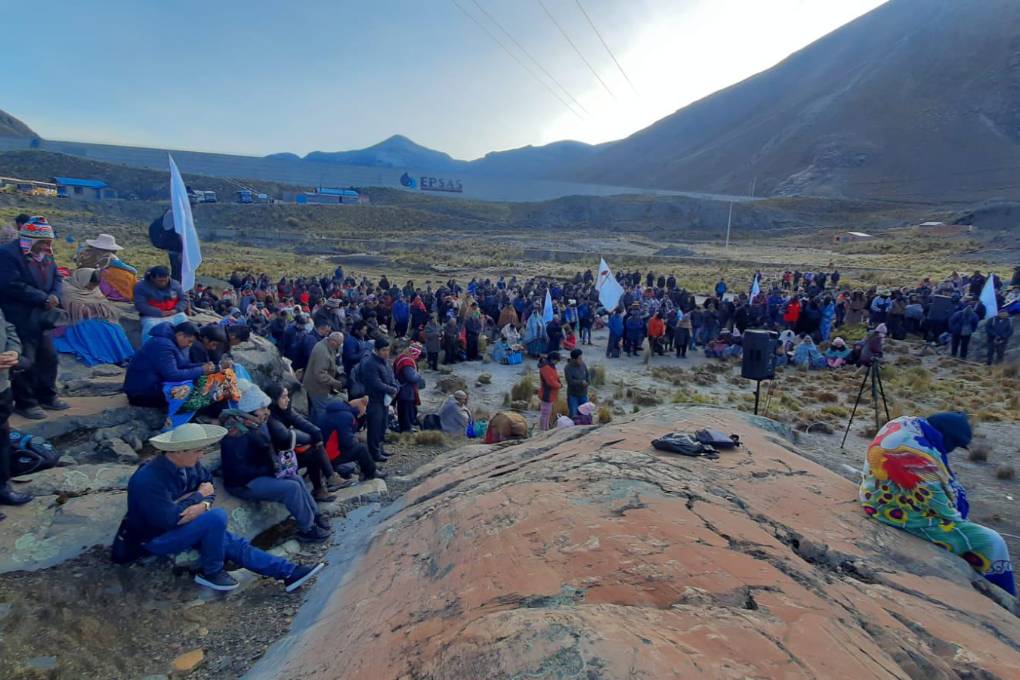 Las personas que se concentran en la represa de Hampaturi para pedir agua. 