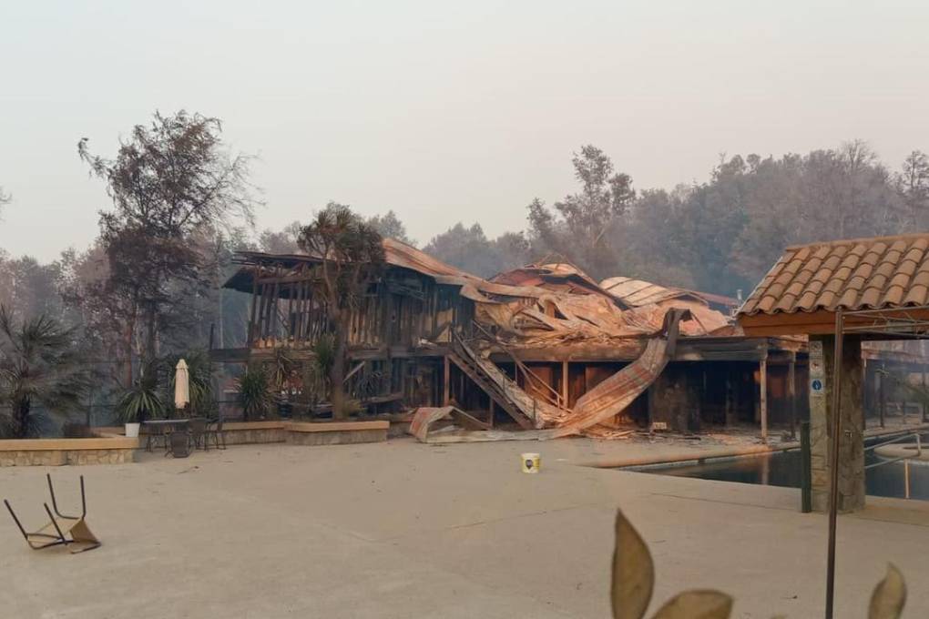 Las llamas han destruido más de 8.000 hectáreas y dañado un centenar de viviendas en medio de una intensa ola de calor