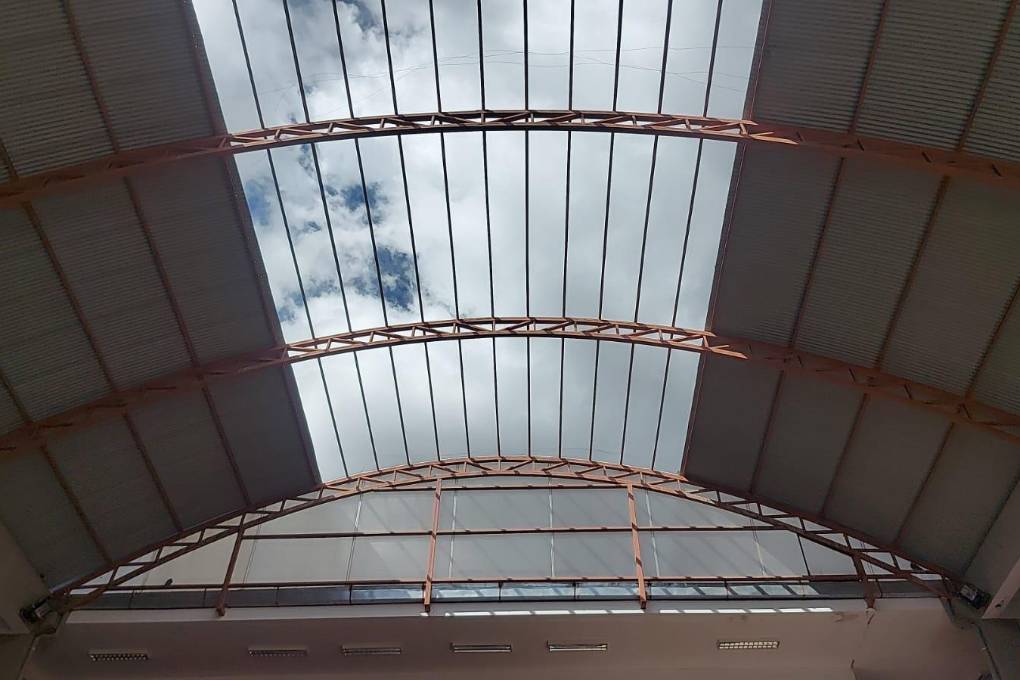 Una parte del tinglado del colegio Waldo Ballivián no tiene techo.