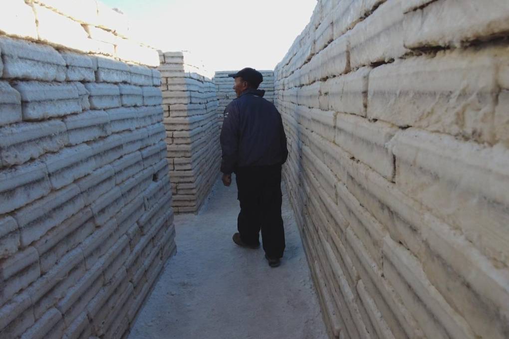 Raúl Condori pasea por pasillos del laberinto de sal que construyó en 70 días.