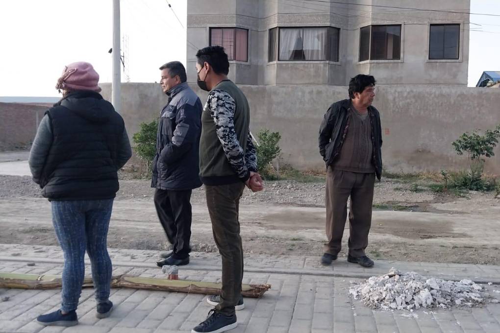 Las pesonas se mantienen en el lugar